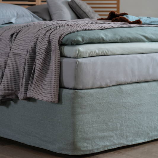 Rett sengeskjørt tre sider i kombinasjon med sengegavl