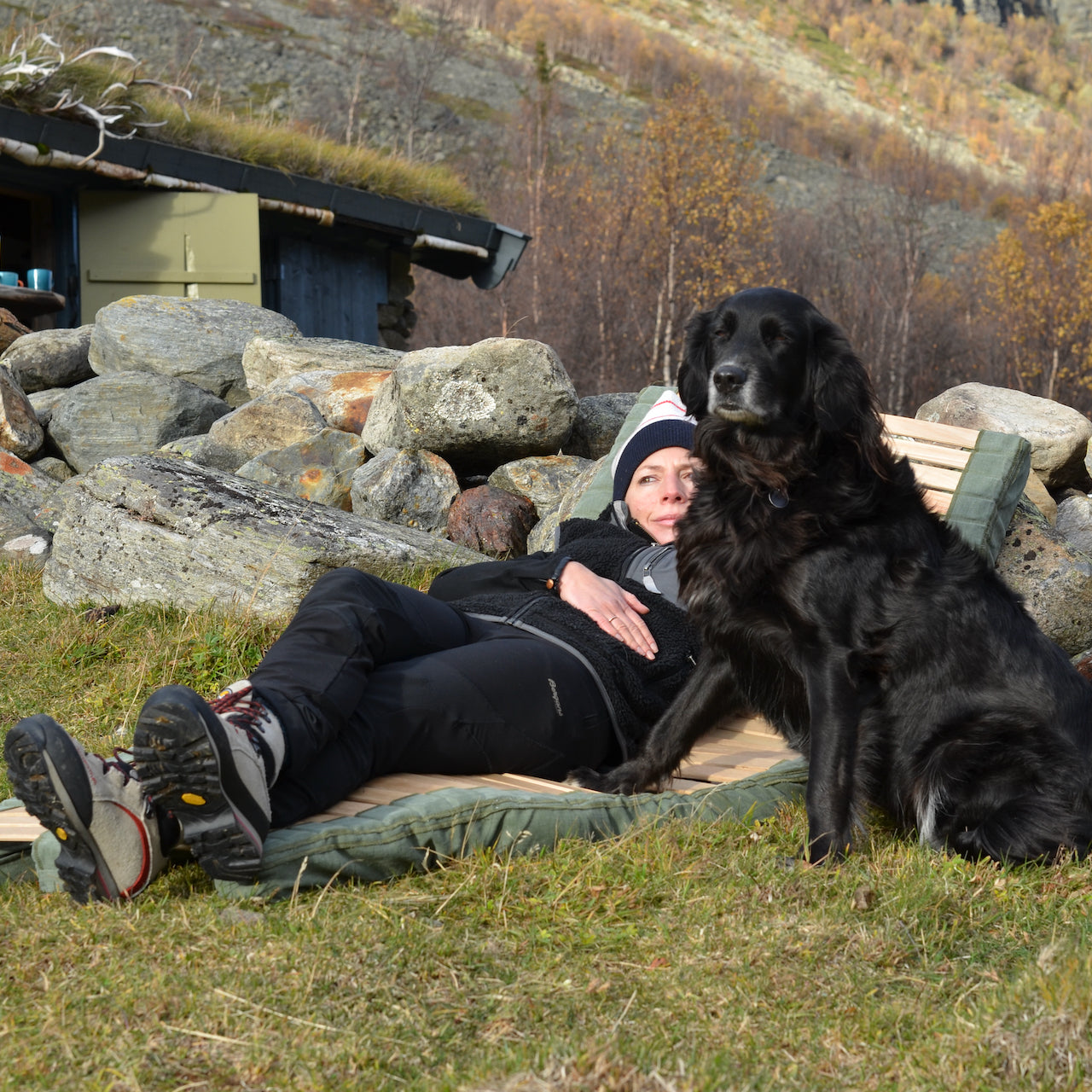 Bilde av meg og hunden min utenfor vår steinbu fra 1500 tallet