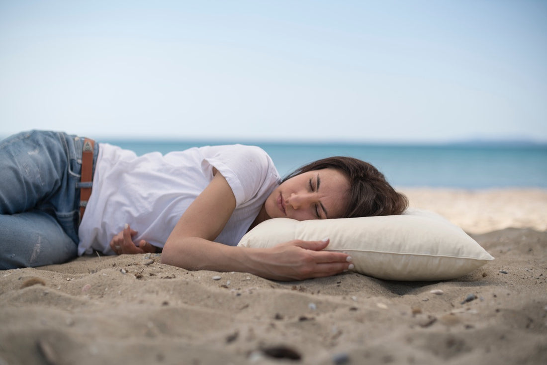 Sove på en pute av naturmaterialer på stranden