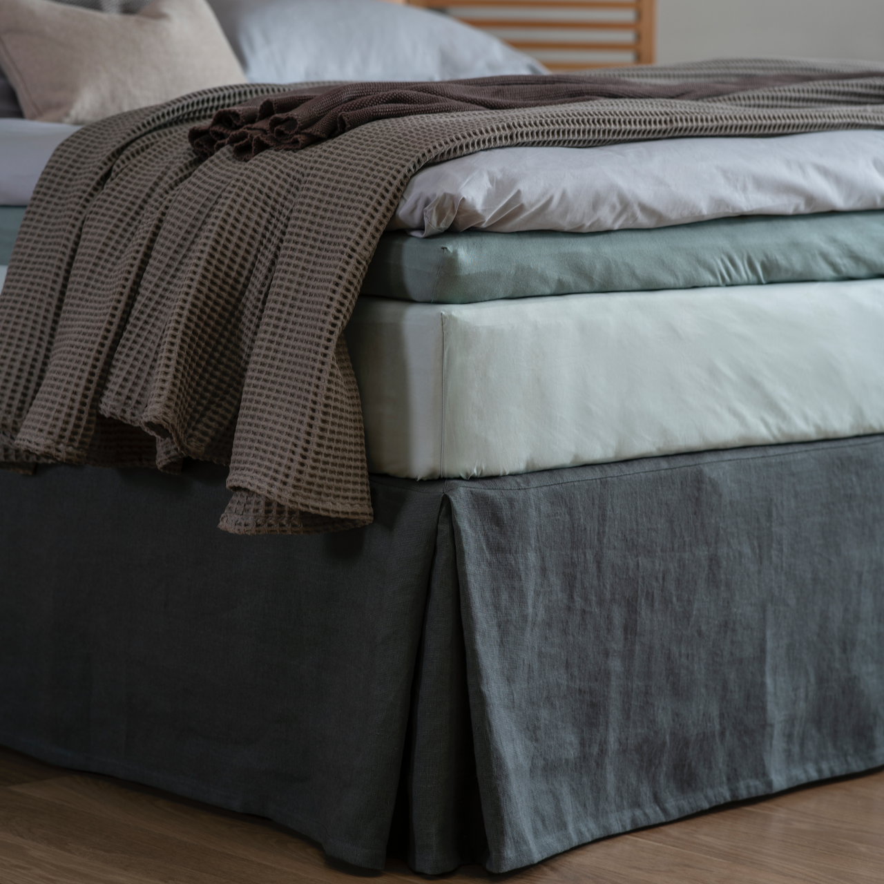 Plissert sengeskjørt tre sider - i kombinasjon med sengegavl