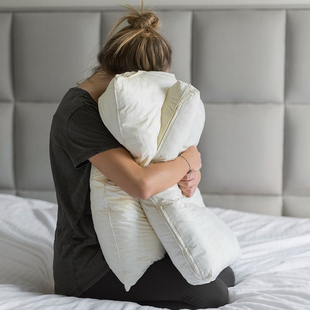 Våre madrasser er laget av rene naturmaterialer som puster og regulerer fukt. Vi bruker naturmaterialer som naturgummi, kokosnøttfiber, hestehår, ull og bomull, som alle har unike egenskaper som holder sengen tørr og mindre utsatt for bakterier og midd. 