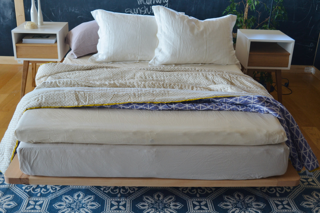 Vår mest solgte 2-lags seng plassert på en solid base av tre. Overmadrass og madrass inneholder syv lag natumaterialer. Selve madrassen er vendbar, med en fast og en medium-fast side.