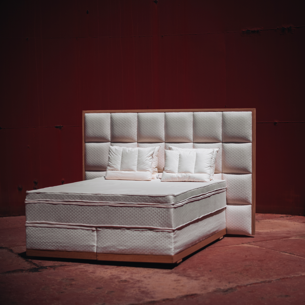 Vår mest eksklusive seng. Den består av totalt 29 lag naturmaterialer. Triton skal gi deg den absolutt høyeste komfort og har vakre detaljer. Hver madrass er trukket i et fløyelsmykt trekk av økologisk bomull og du velger fargen som passer ditt soverom.